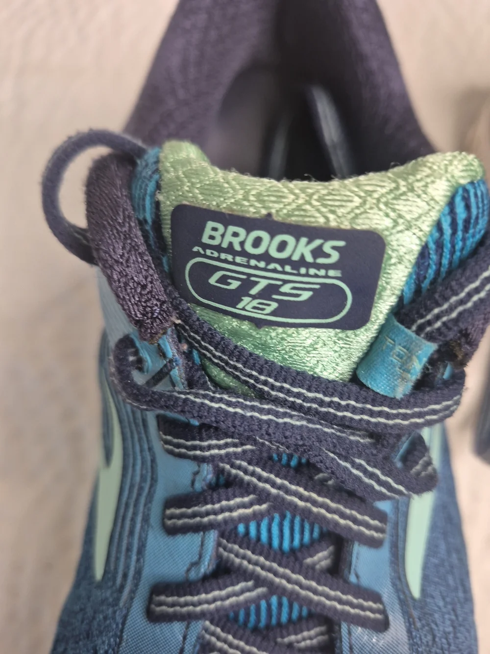 Brooks GTS18 Womans Running Shoes Sz 7.5